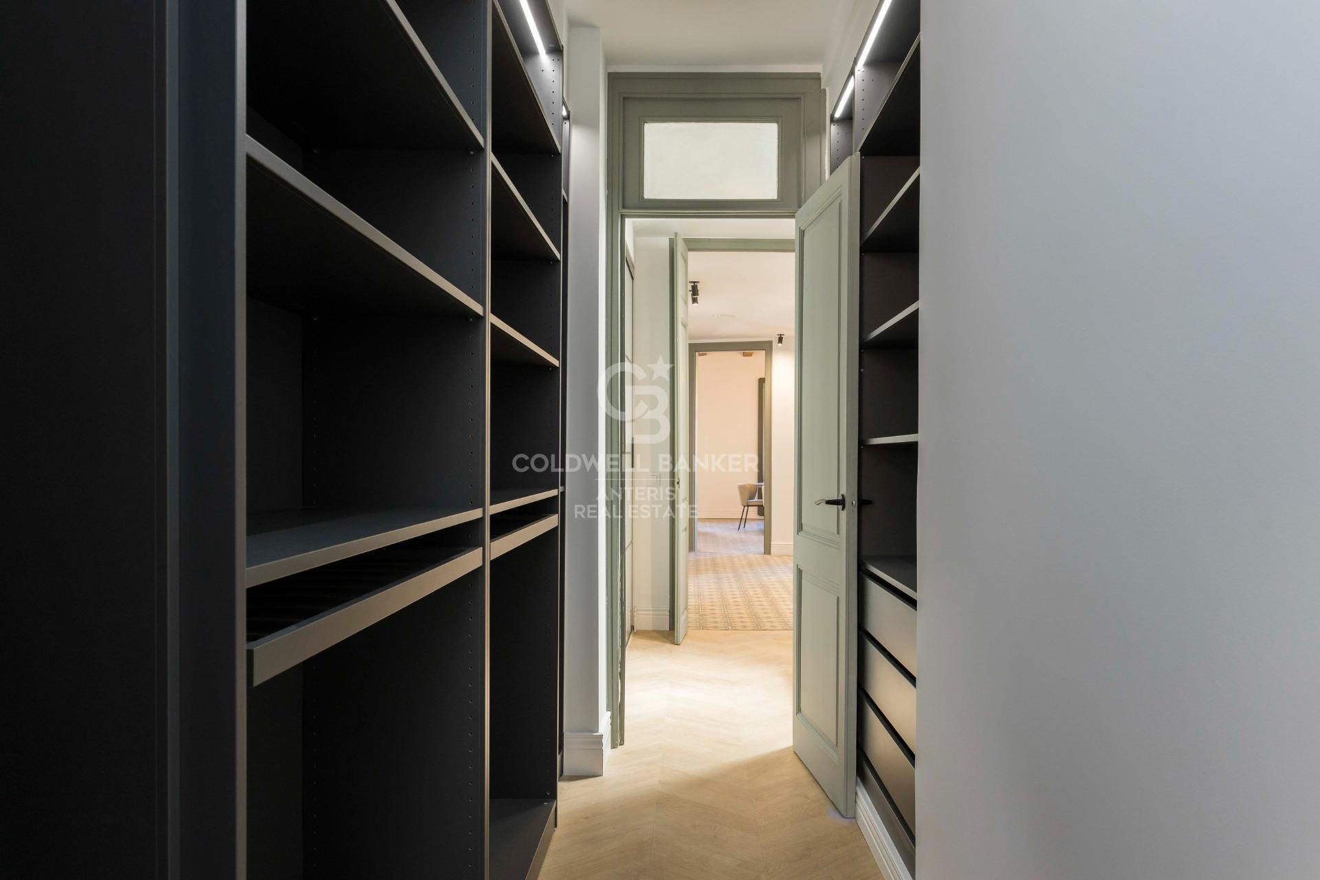 Przestronny, designerski apartament z wysokimi sufitami w Antigua Eixample