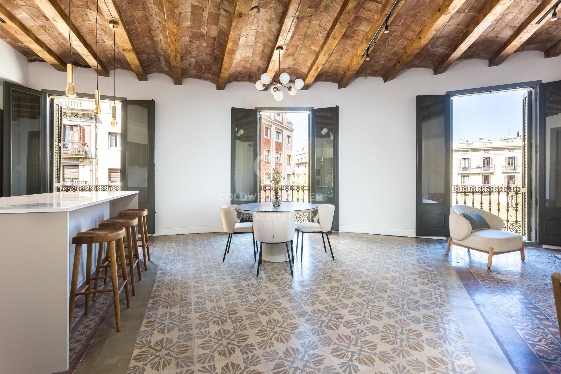 Przestronny, designerski apartament z wysokimi sufitami w Antigua Eixample