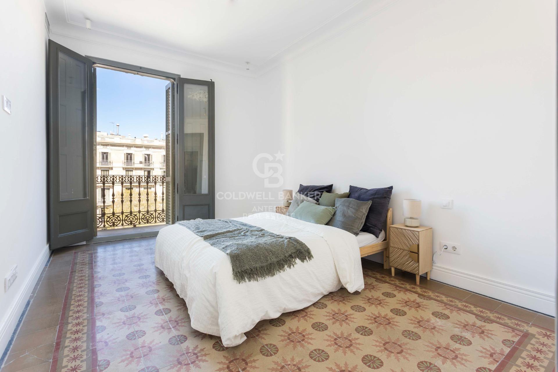 Przestronny, designerski apartament z wysokimi sufitami w Antigua Eixample