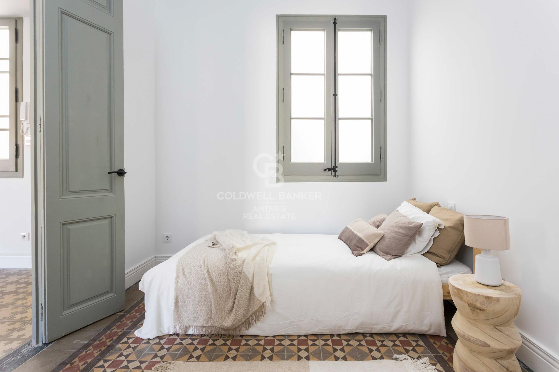 Przestronny, designerski apartament z wysokimi sufitami w Antigua Eixample