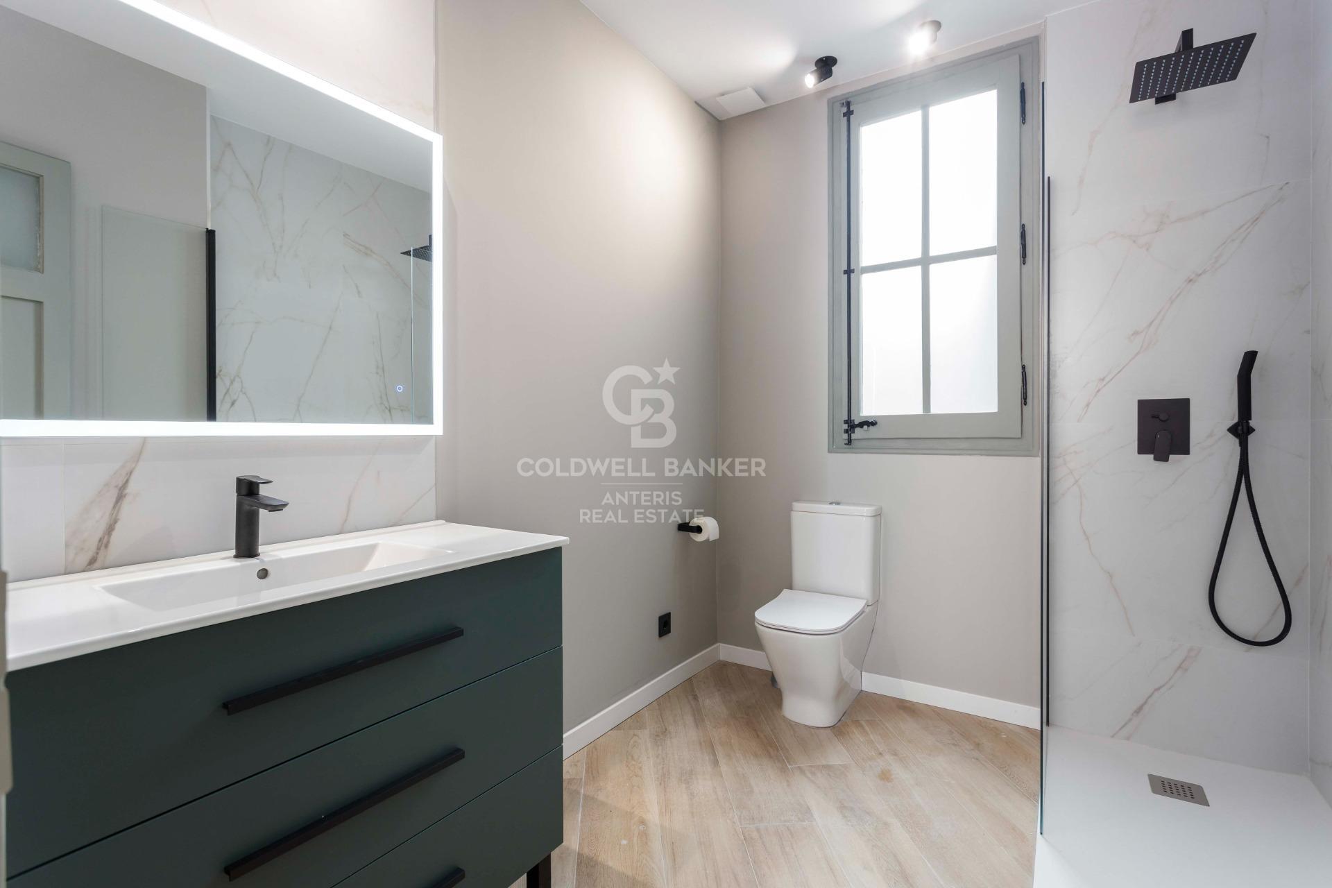 Przestronny, designerski apartament z wysokimi sufitami w Antigua Eixample