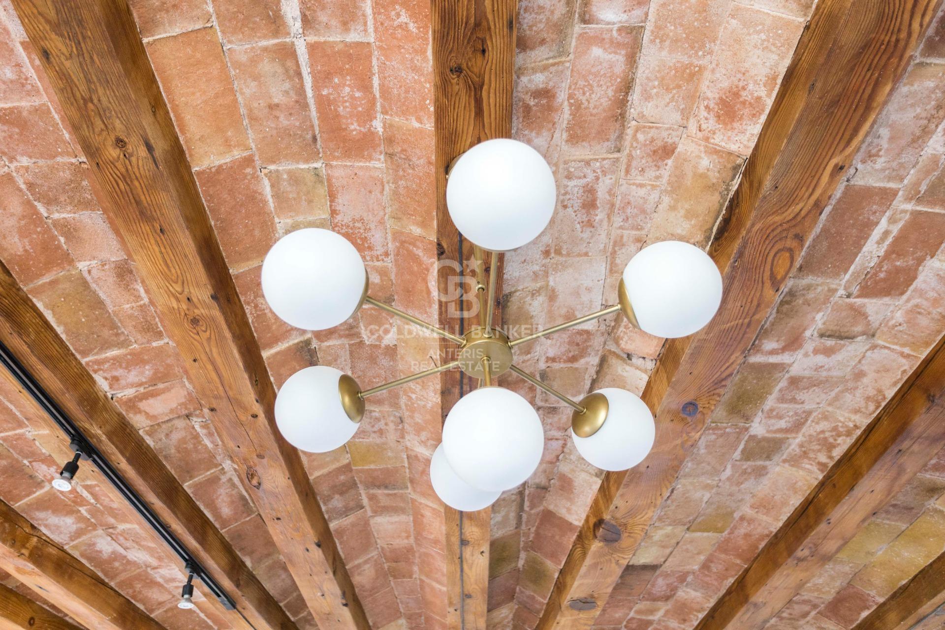 Przestronny, designerski apartament z wysokimi sufitami w Antigua Eixample