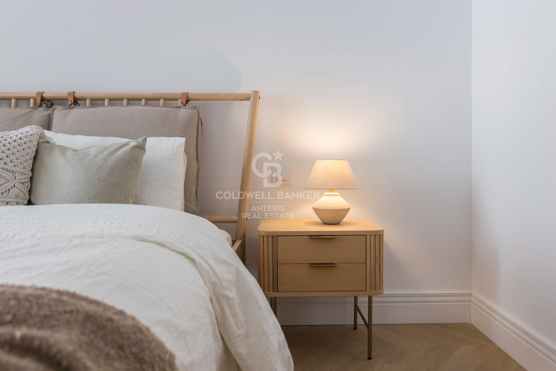 Przestronny, designerski apartament z wysokimi sufitami w Antigua Eixample