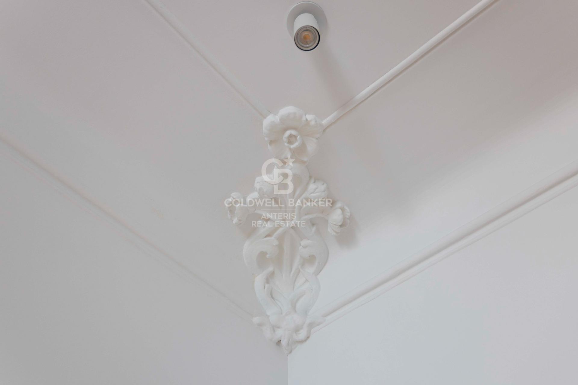 Przestronny, designerski apartament z wysokimi sufitami w Antigua Eixample