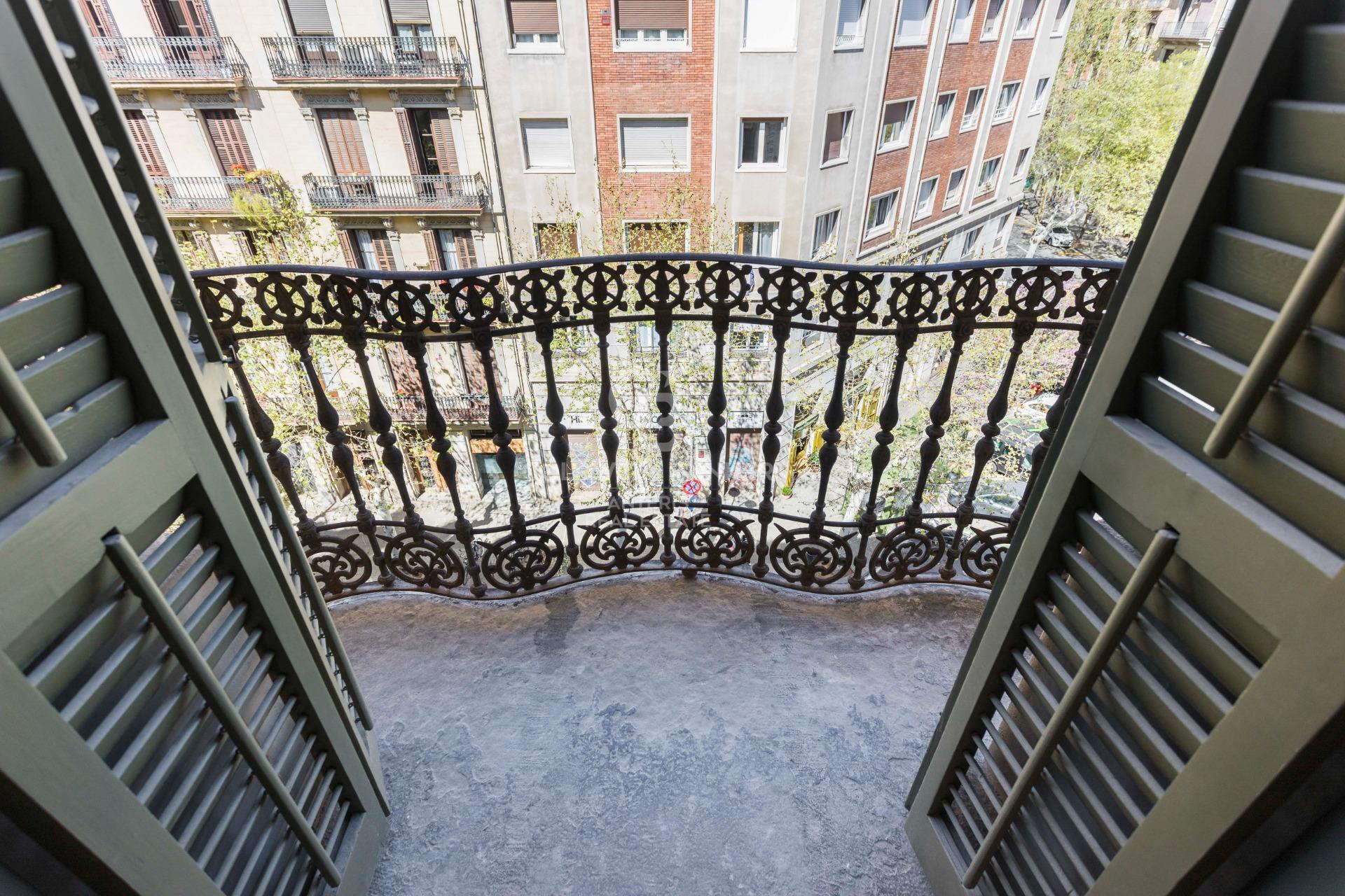 Przestronny, designerski apartament z wysokimi sufitami w Antigua Eixample