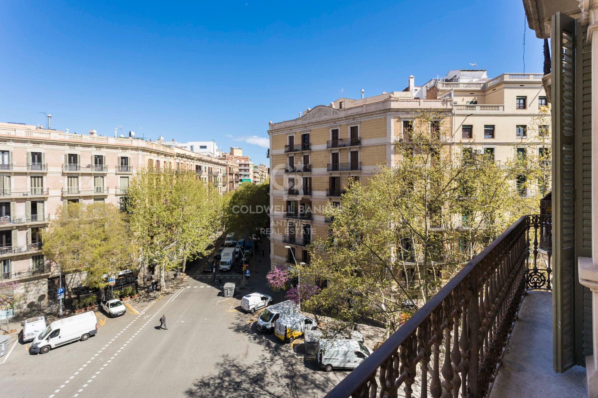 Przestronny, designerski apartament z wysokimi sufitami w Antigua Eixample