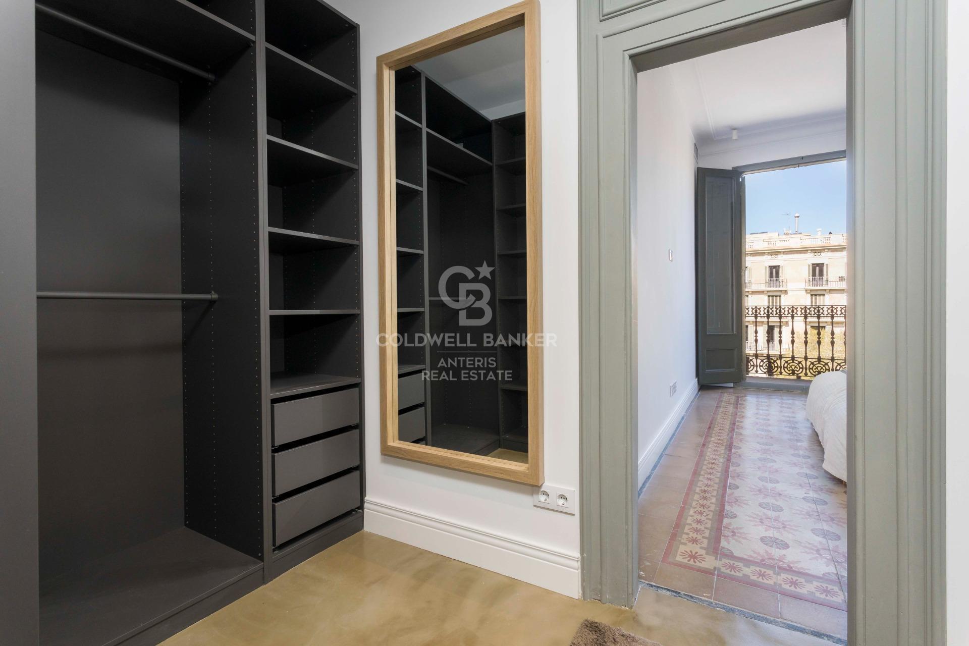 Przestronny, designerski apartament z wysokimi sufitami w Antigua Eixample