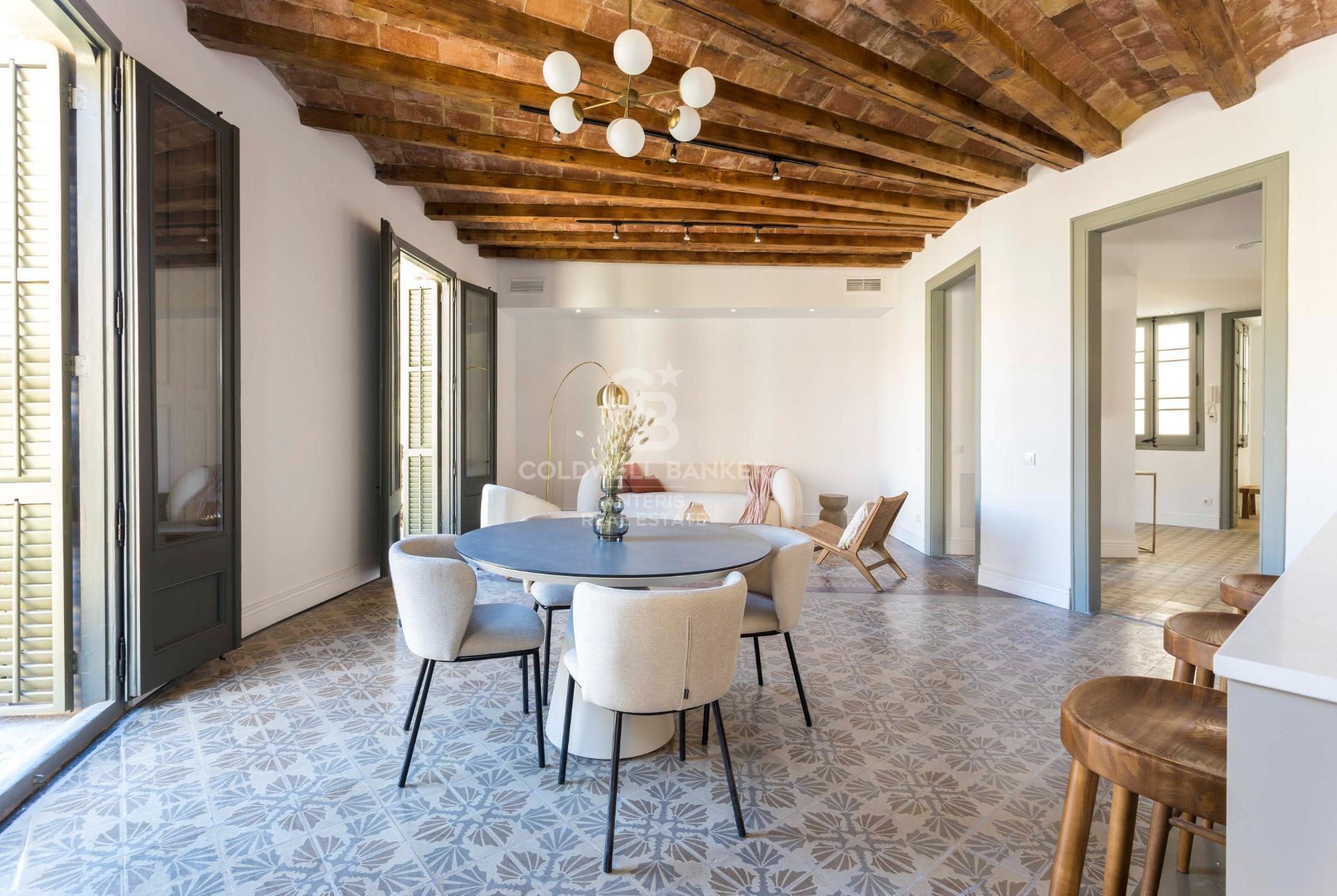 Przestronny, designerski apartament z wysokimi sufitami w Antigua Eixample