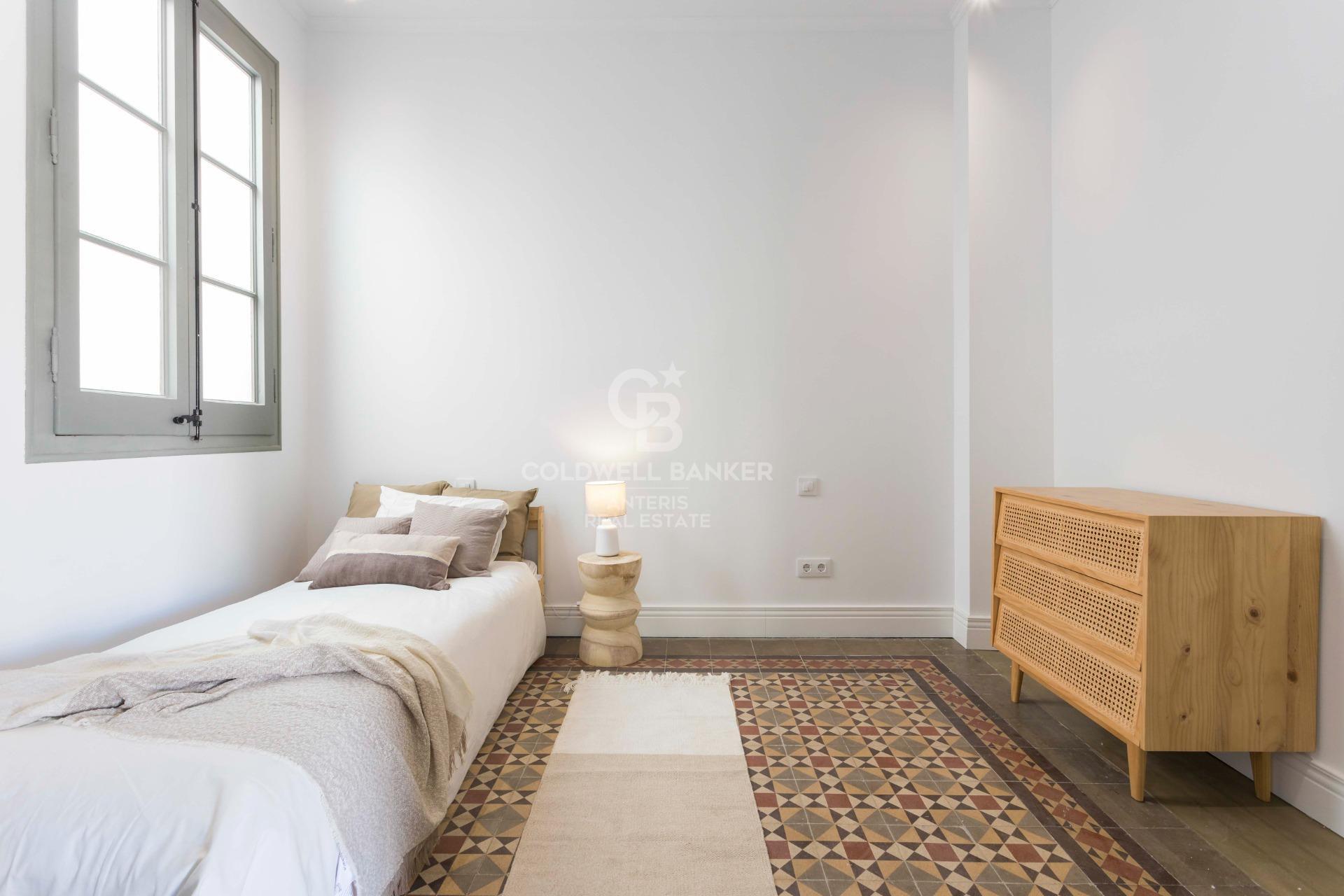 Przestronny, designerski apartament z wysokimi sufitami w Antigua Eixample