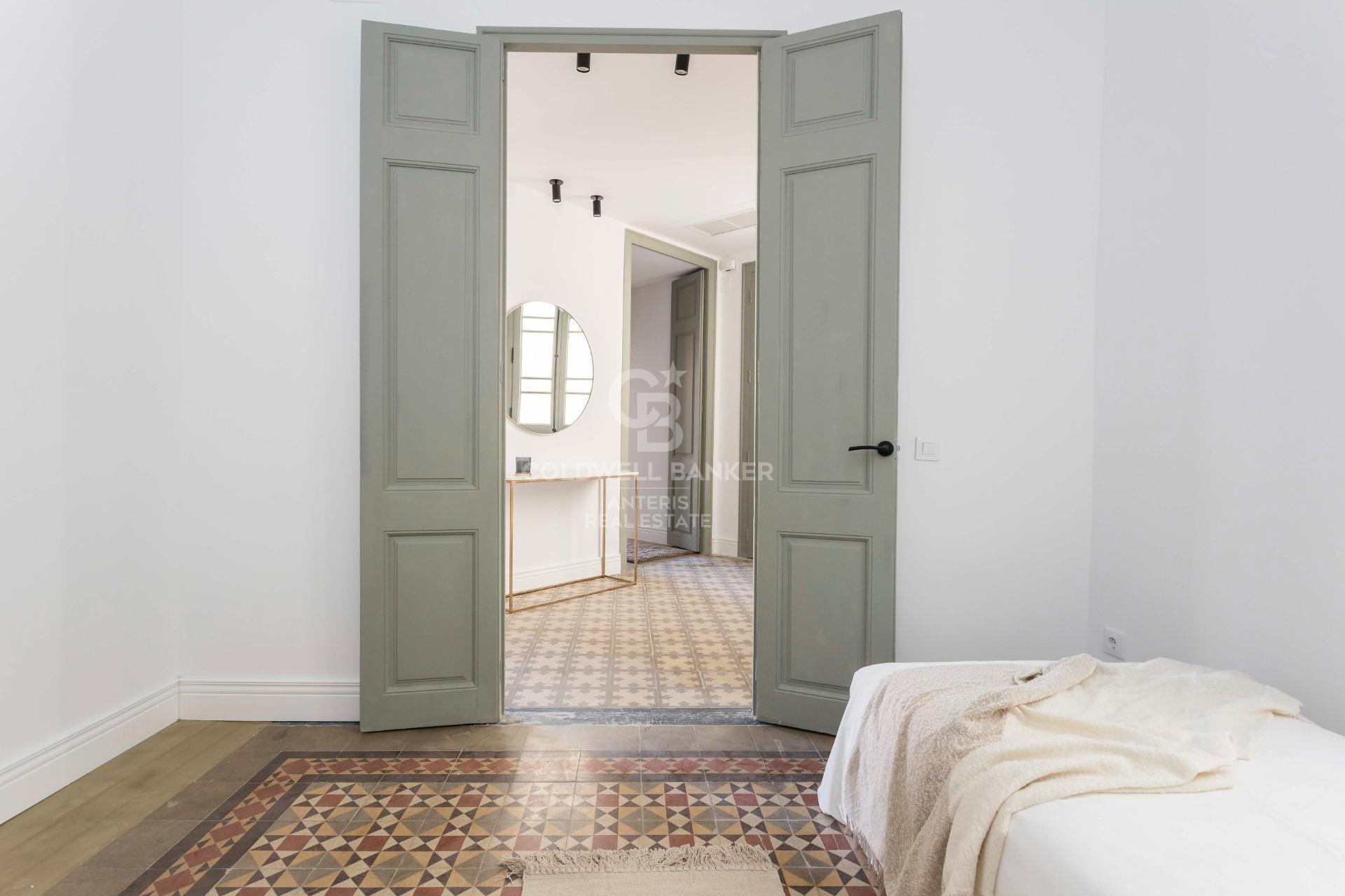 Przestronny, designerski apartament z wysokimi sufitami w Antigua Eixample