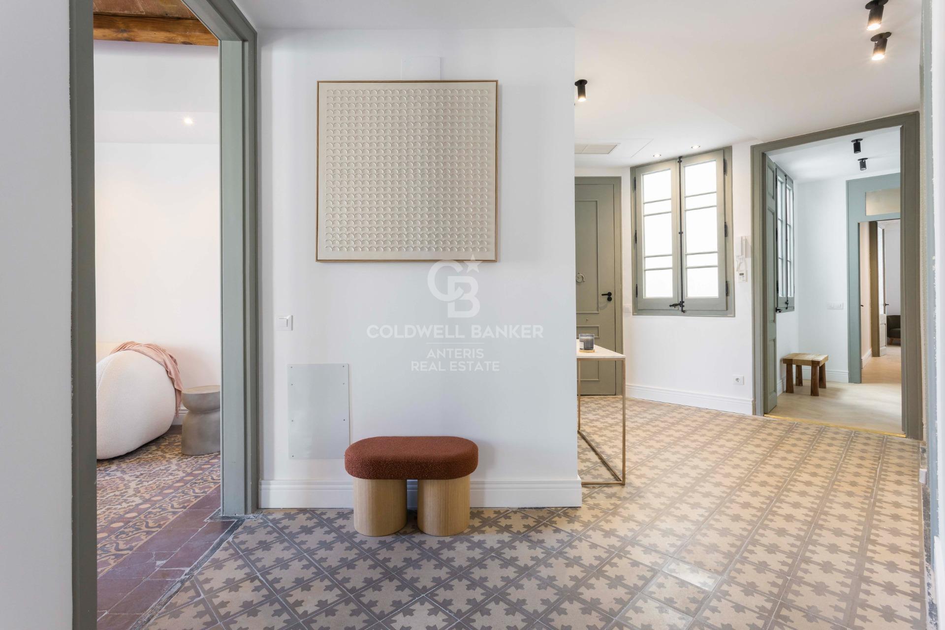 Przestronny, designerski apartament z wysokimi sufitami w Antigua Eixample