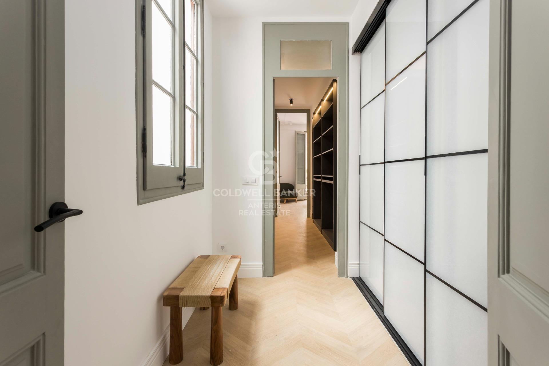 Przestronny, designerski apartament z wysokimi sufitami w Antigua Eixample