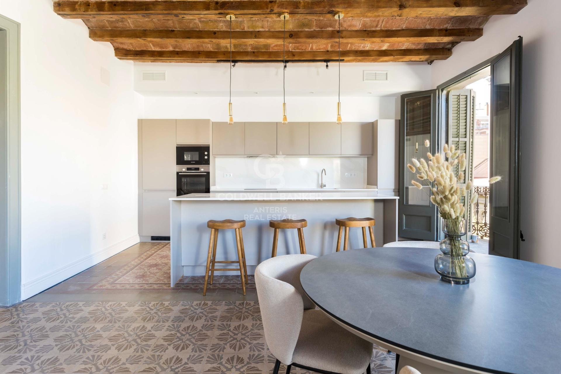 Przestronny, designerski apartament z wysokimi sufitami w Antigua Eixample