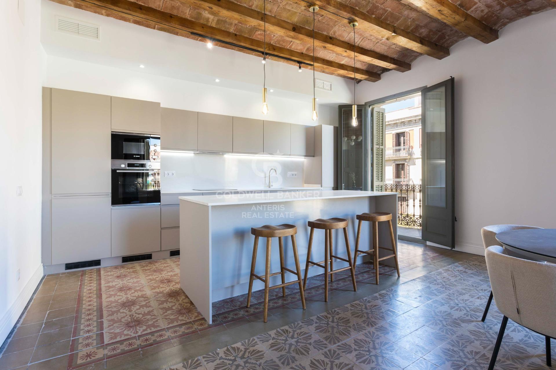 Przestronny, designerski apartament z wysokimi sufitami w Antigua Eixample