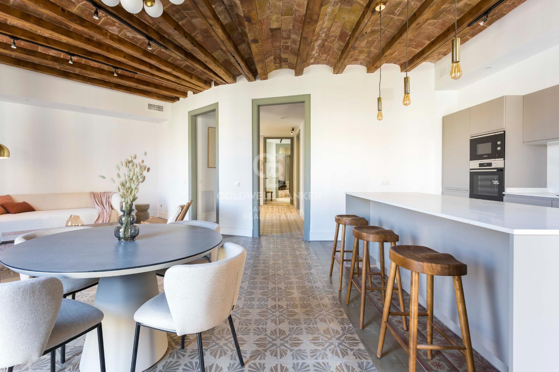 Przestronny, designerski apartament z wysokimi sufitami w Antigua Eixample