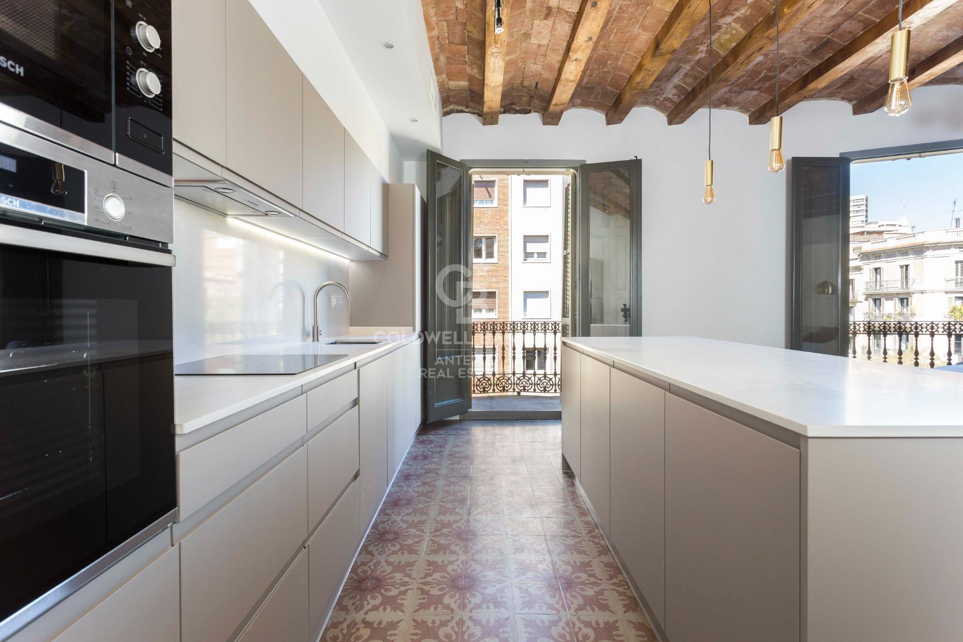 Przestronny, designerski apartament z wysokimi sufitami w Antigua Eixample