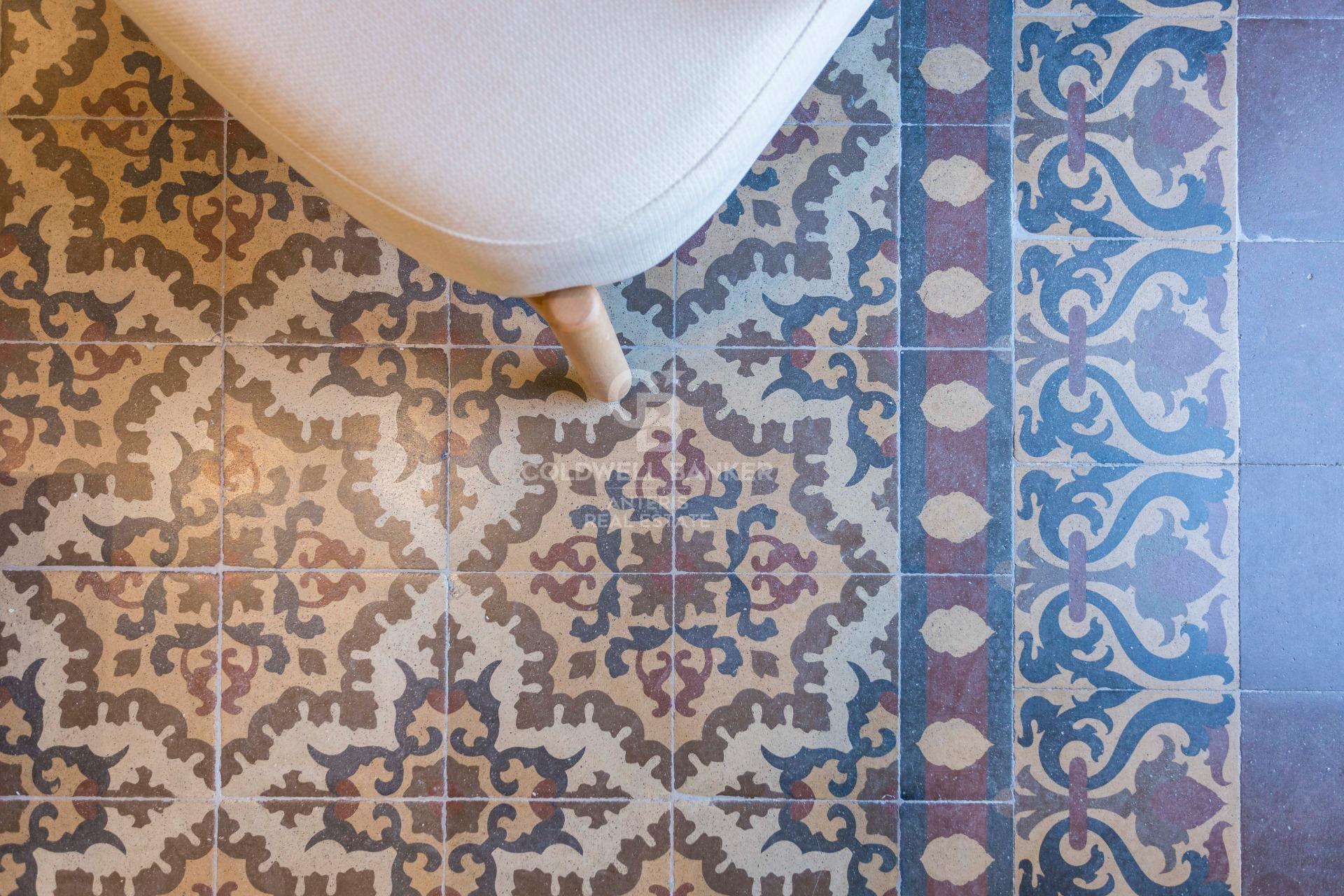 Przestronny, designerski apartament z wysokimi sufitami w Antigua Eixample