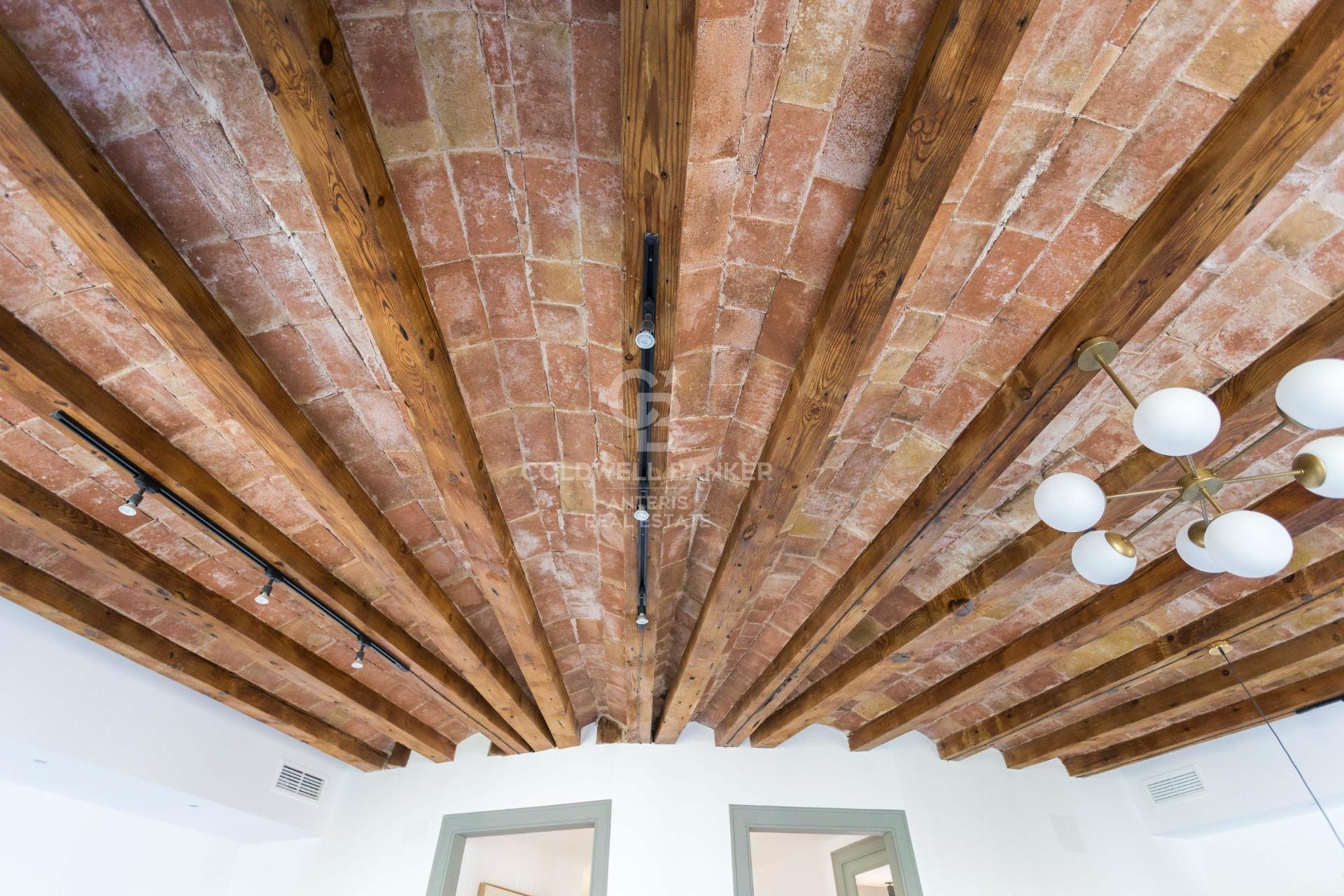 Przestronny, designerski apartament z wysokimi sufitami w Antigua Eixample