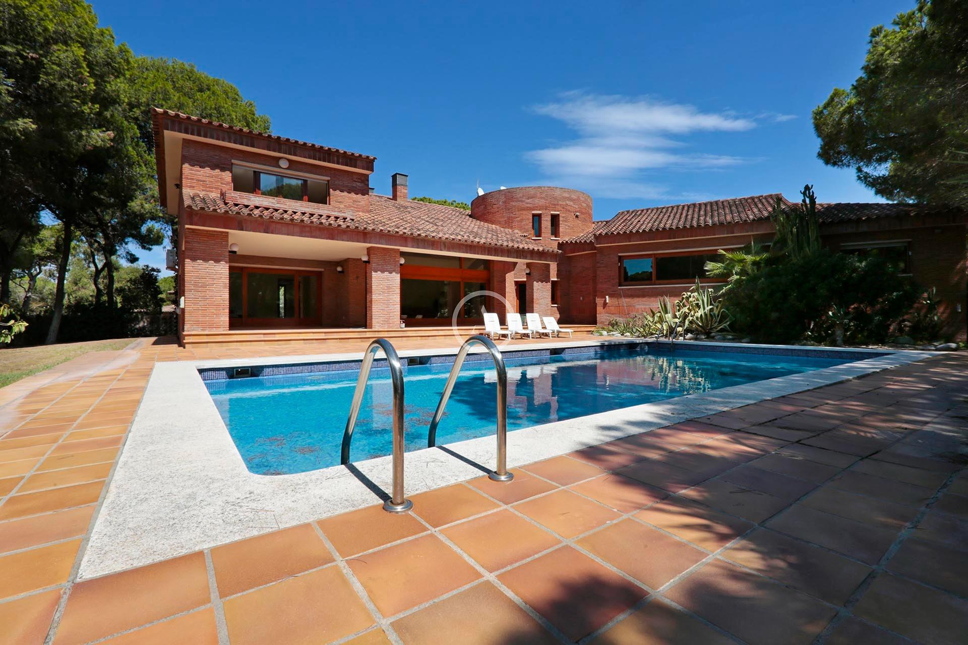 Nieruchomość z dużą działką w prestiżowej nadmorskiej lokalizacji