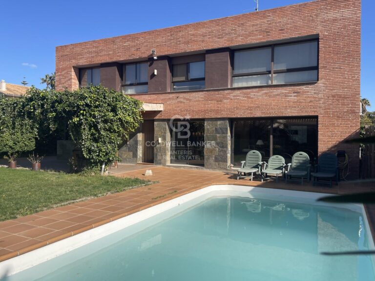 A beautiful villa with swimming pool and garden on the Costa Dorada
