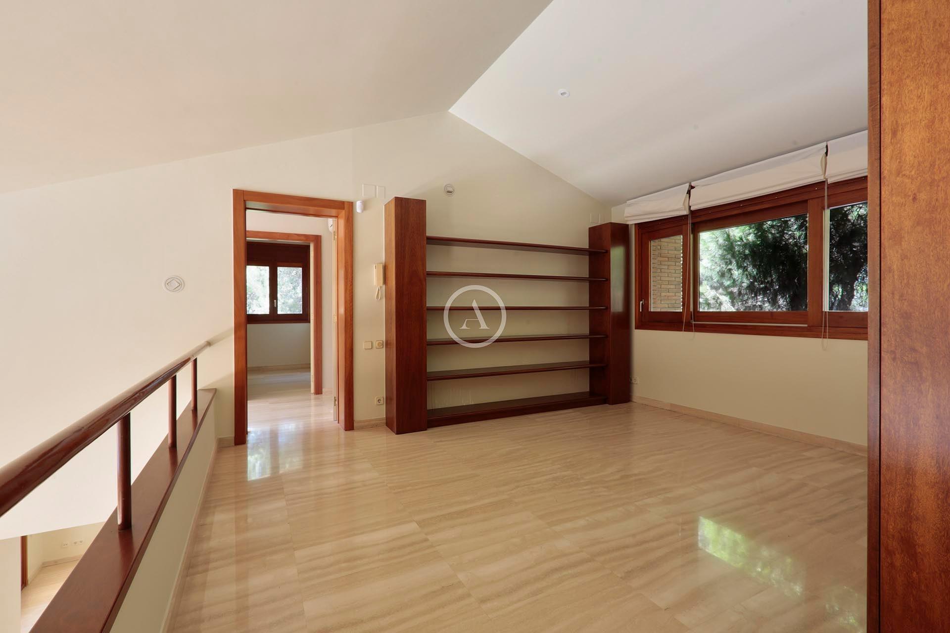 Nieruchomość z dużą działką w prestiżowej nadmorskiej lokalizacji