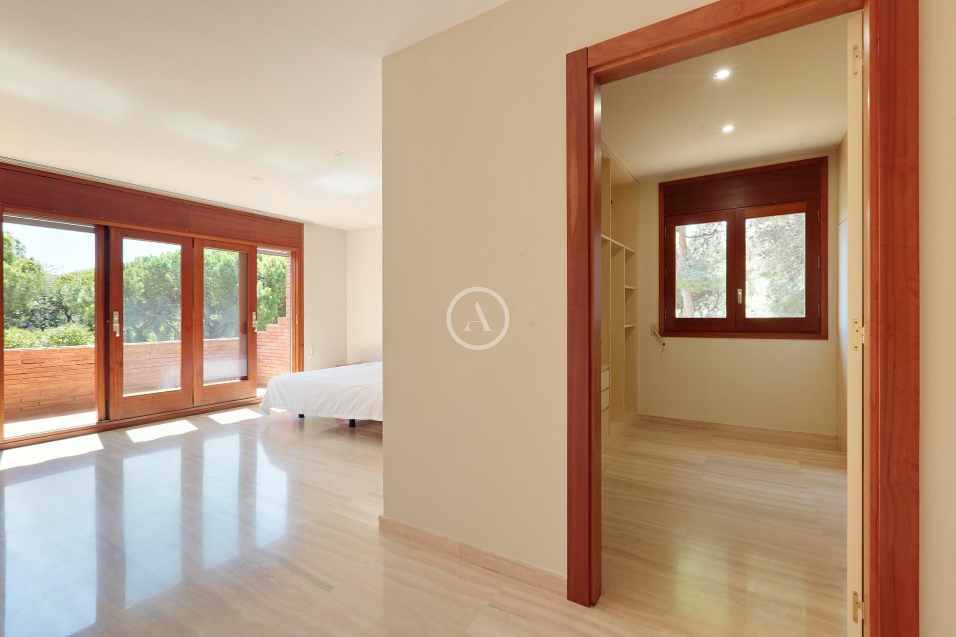 Nieruchomość z dużą działką w prestiżowej nadmorskiej lokalizacji