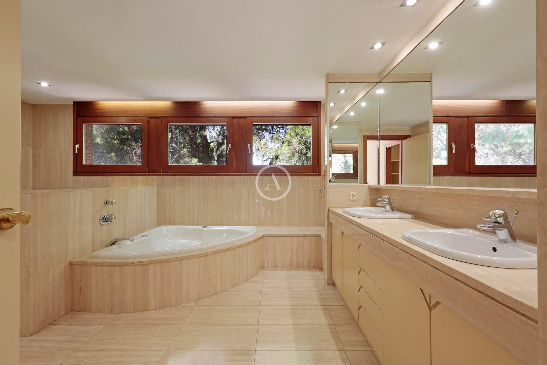 Nieruchomość z dużą działką w prestiżowej nadmorskiej lokalizacji