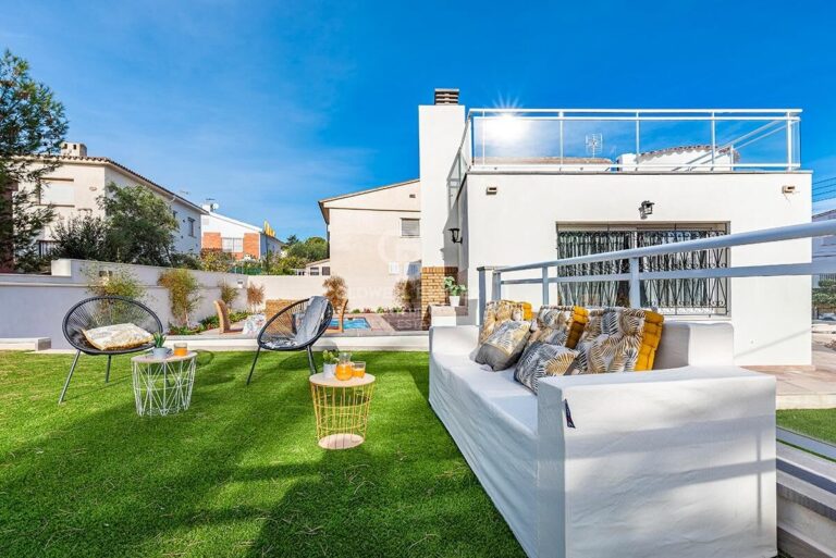 A sunny house on the beach in Cambrils
