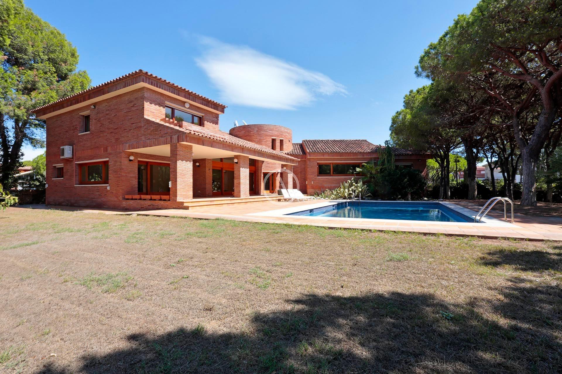 Nieruchomość z dużą działką w prestiżowej nadmorskiej lokalizacji