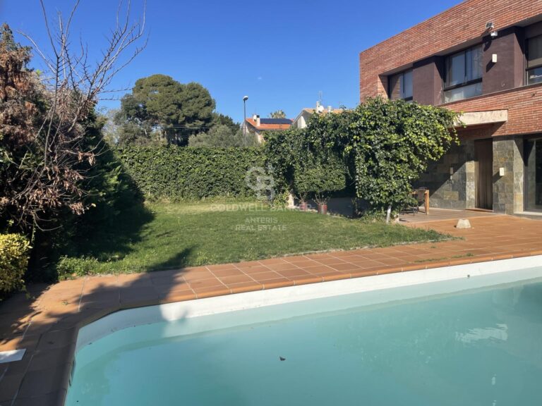 A beautiful villa with swimming pool and garden on the Costa Dorada