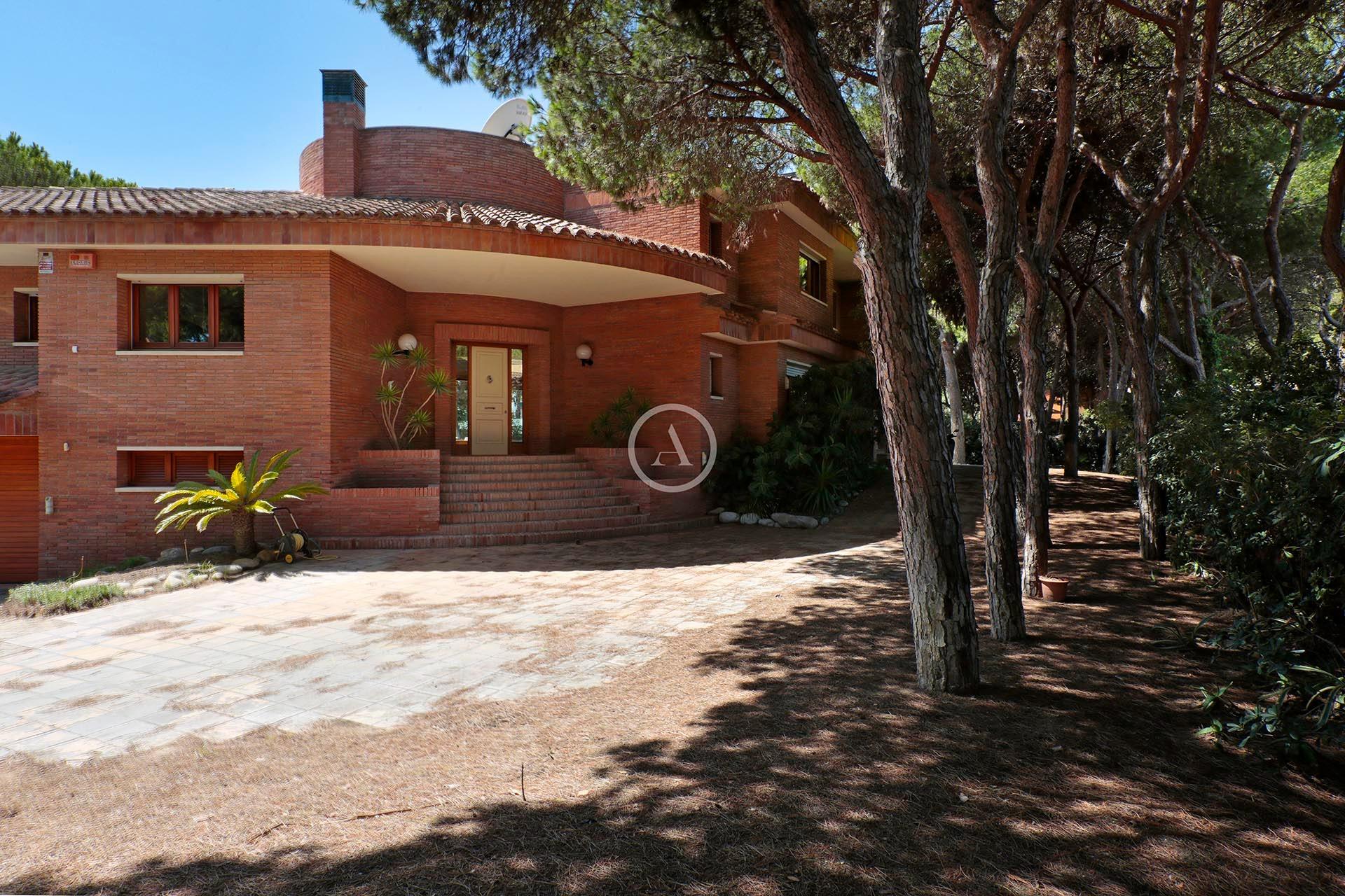 Nieruchomość z dużą działką w prestiżowej nadmorskiej lokalizacji