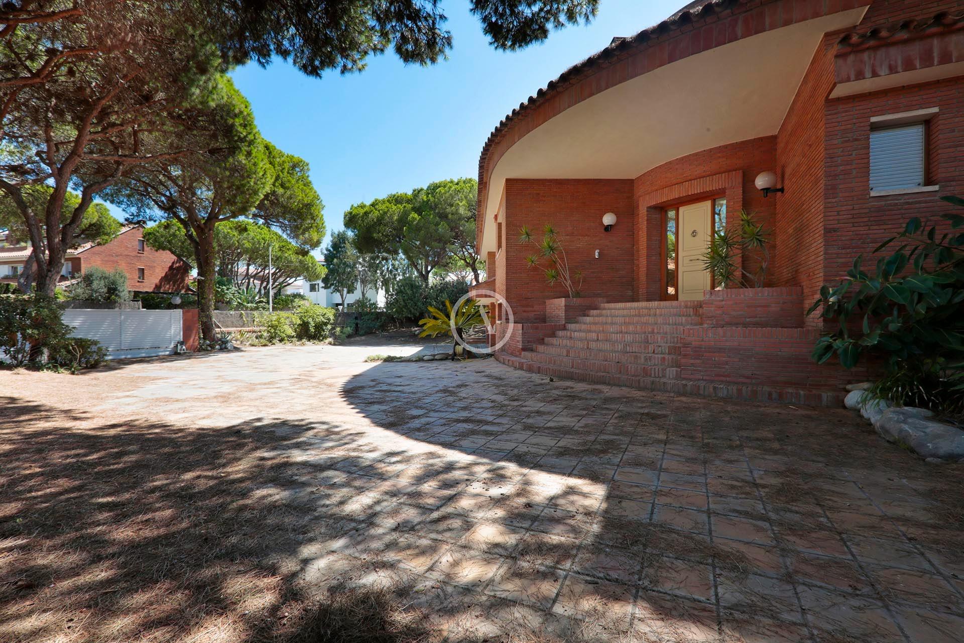 Nieruchomość z dużą działką w prestiżowej nadmorskiej lokalizacji