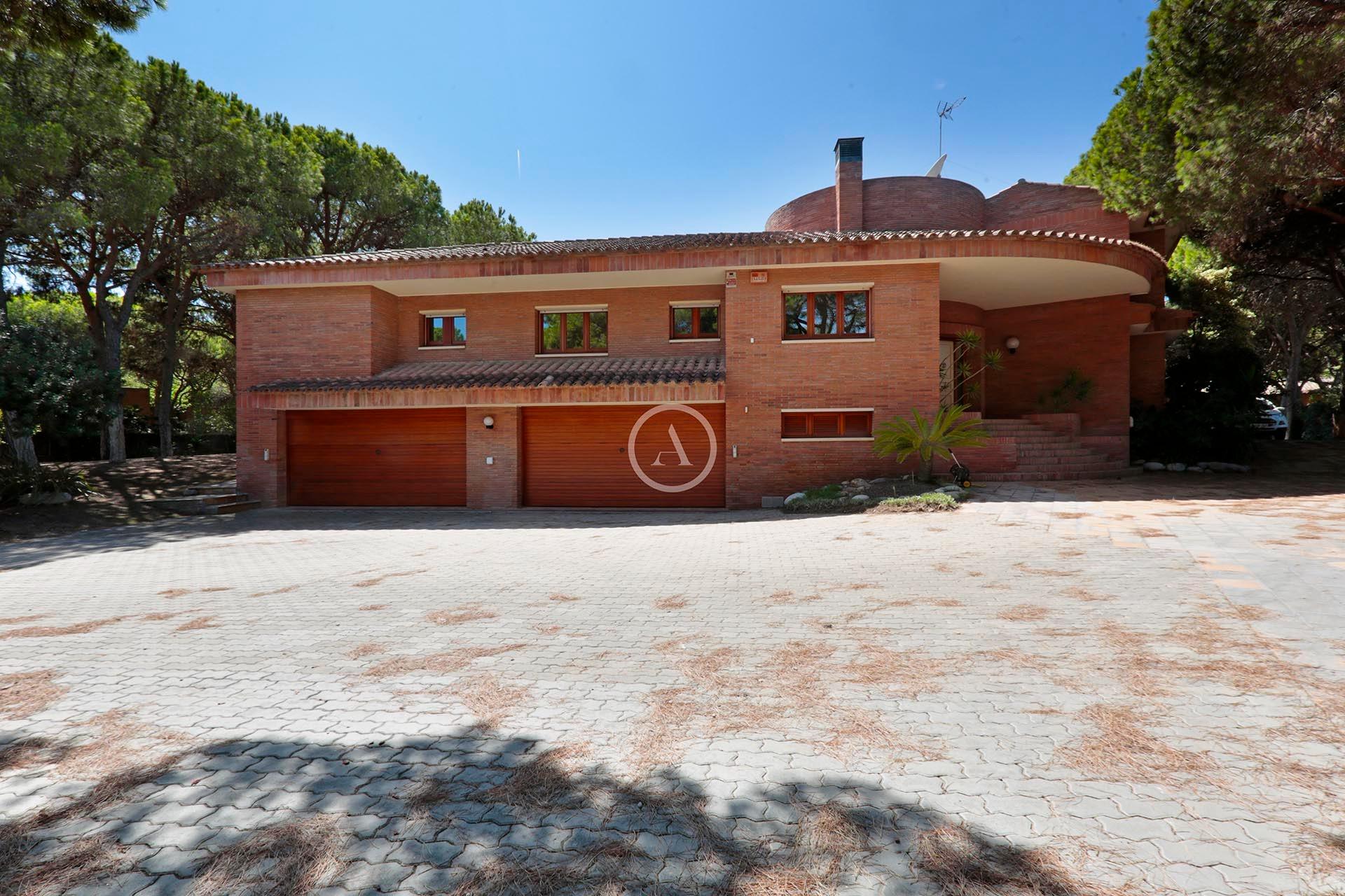 Nieruchomość z dużą działką w prestiżowej nadmorskiej lokalizacji