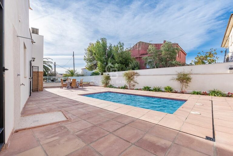 A sunny house on the beach in Cambrils