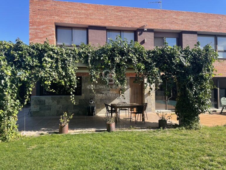 A beautiful villa with swimming pool and garden on the Costa Dorada