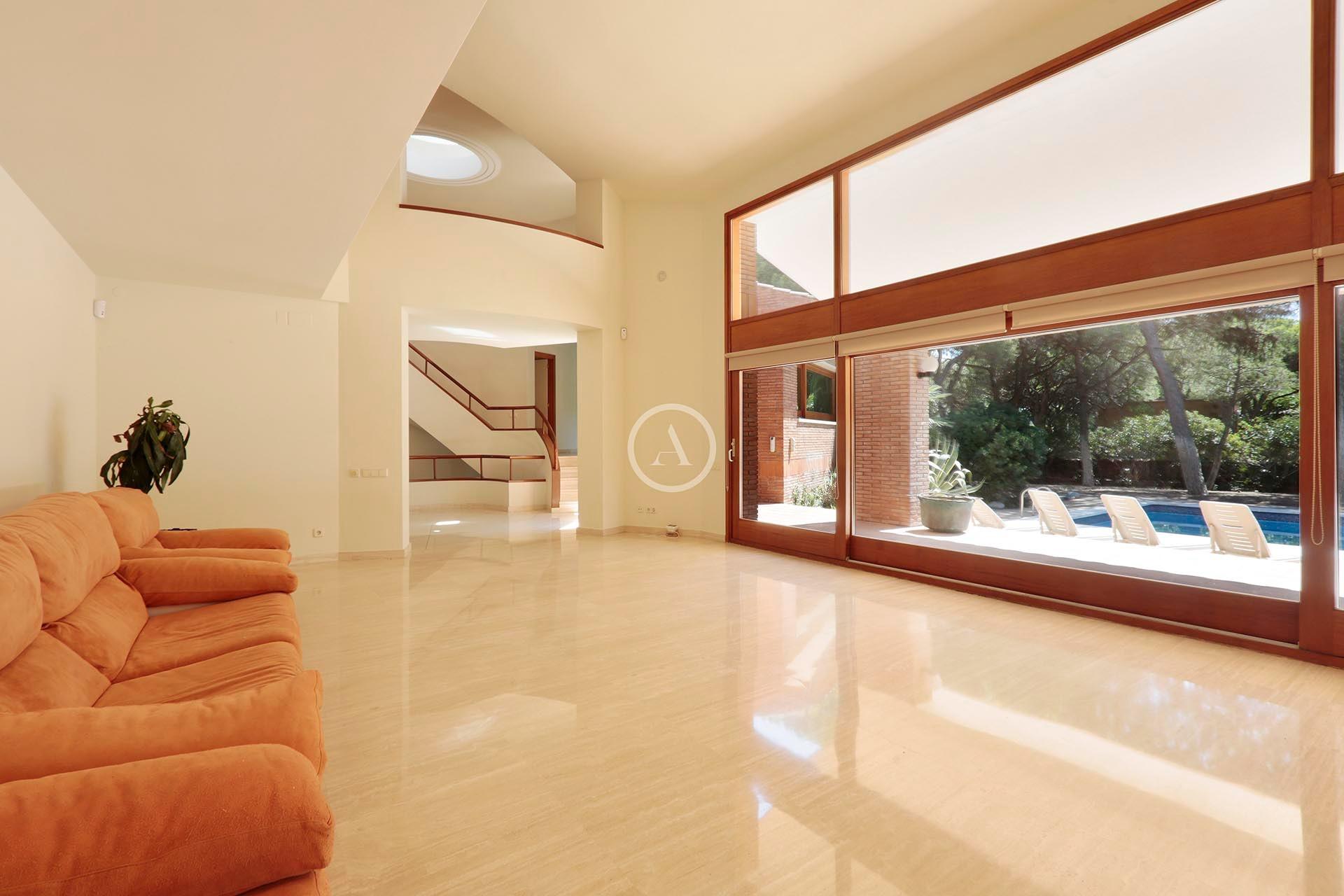 Nieruchomość z dużą działką w prestiżowej nadmorskiej lokalizacji