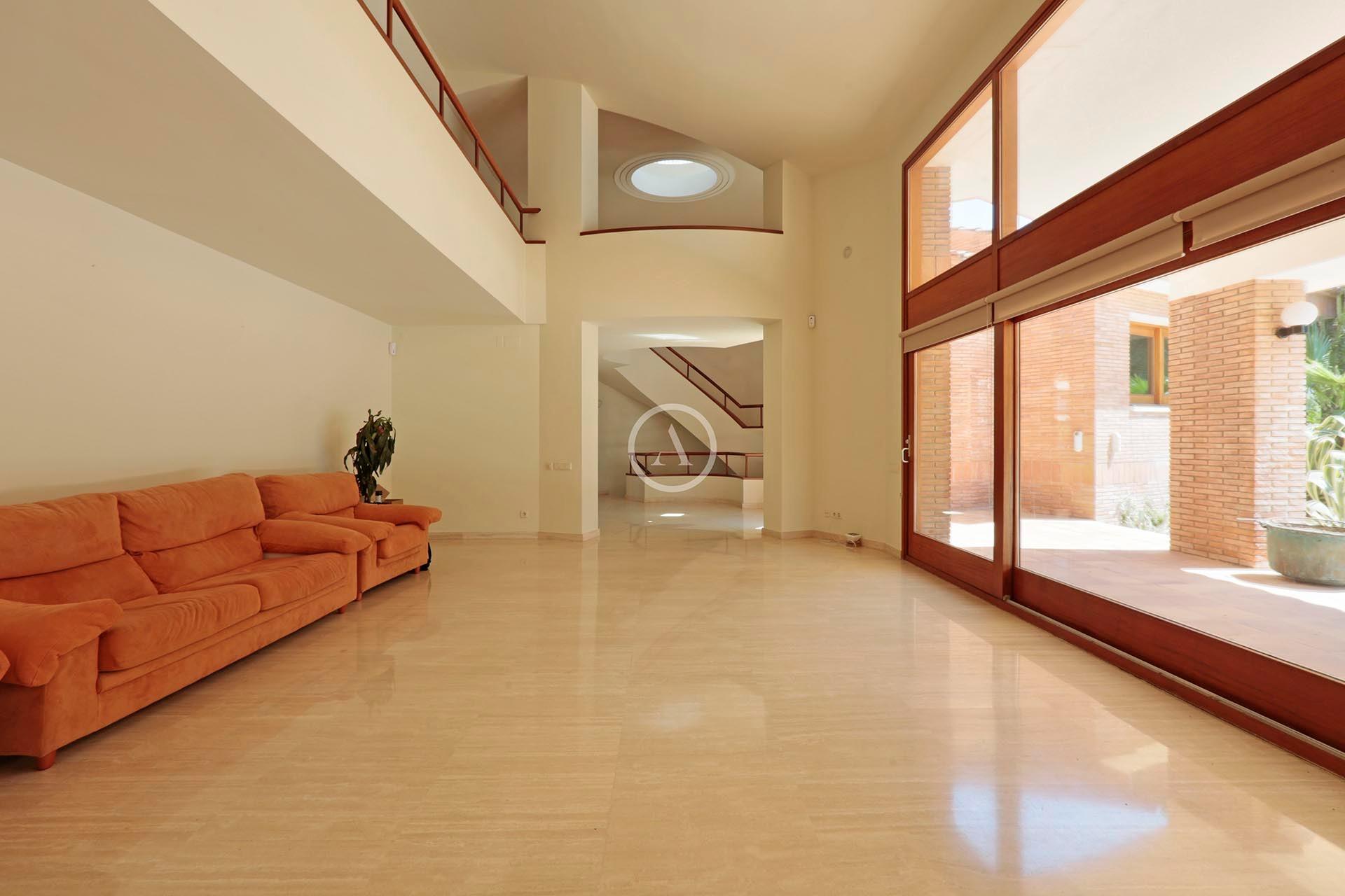 Nieruchomość z dużą działką w prestiżowej nadmorskiej lokalizacji