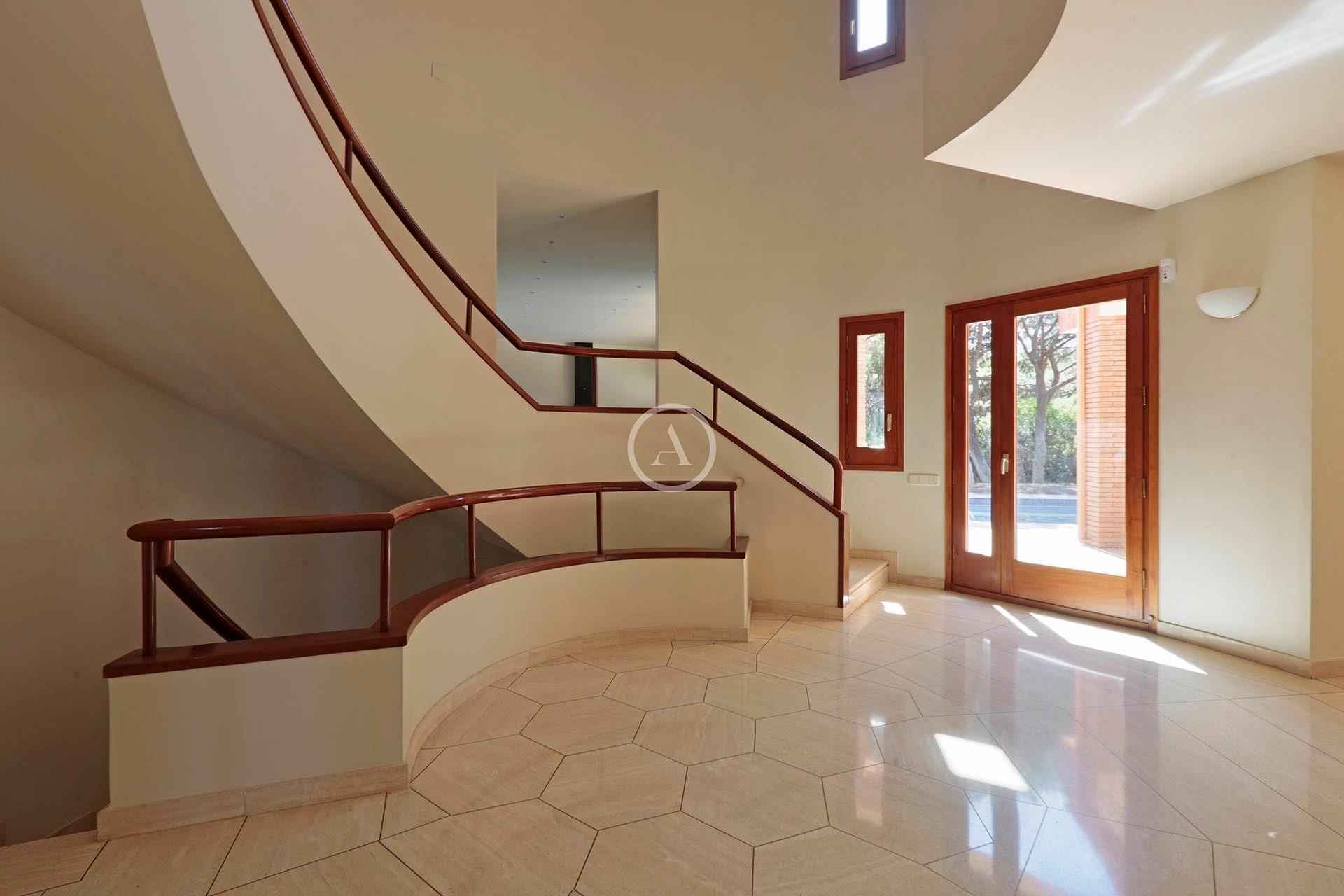 Nieruchomość z dużą działką w prestiżowej nadmorskiej lokalizacji