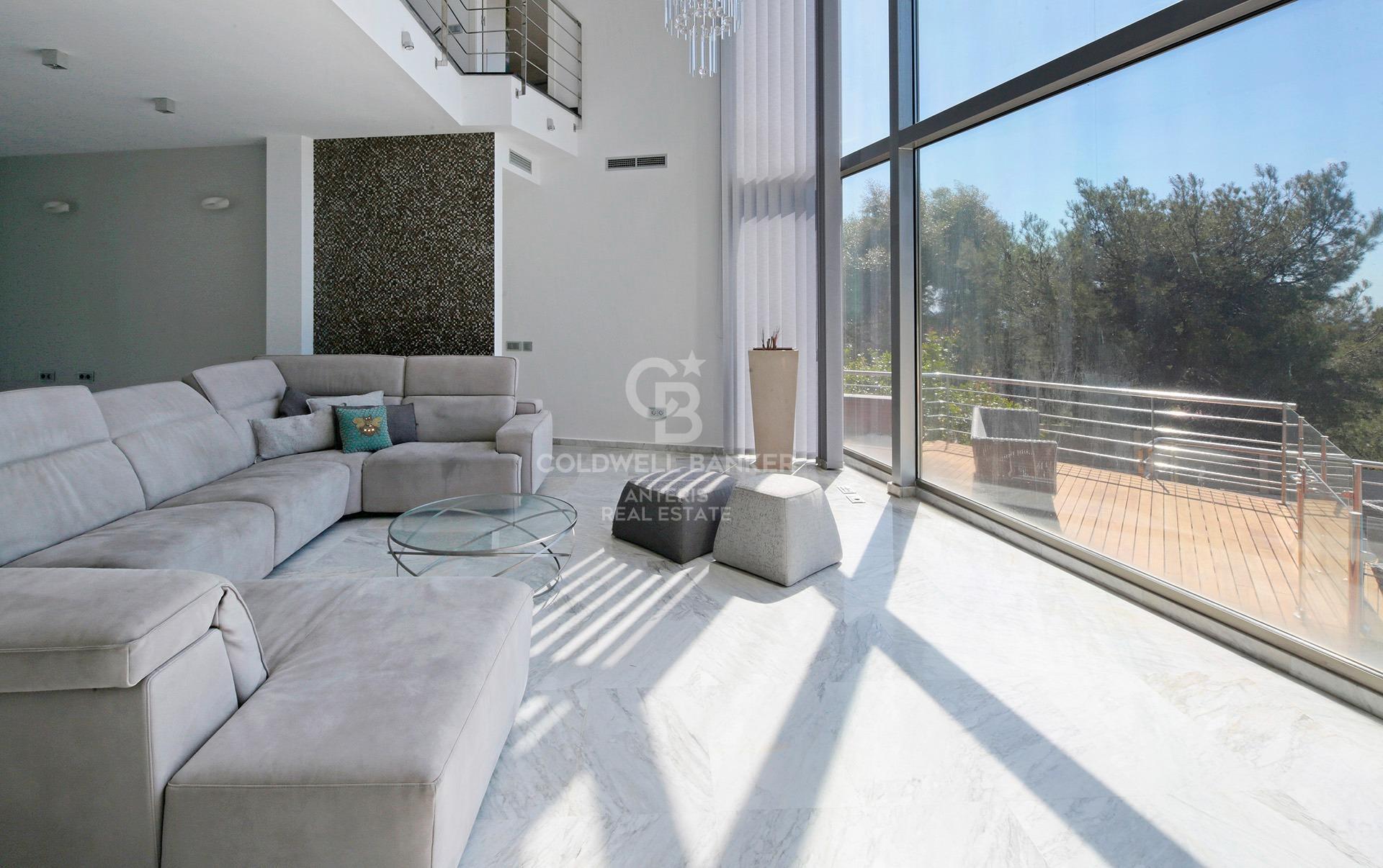 Luxury villa with panoramic views of the sea