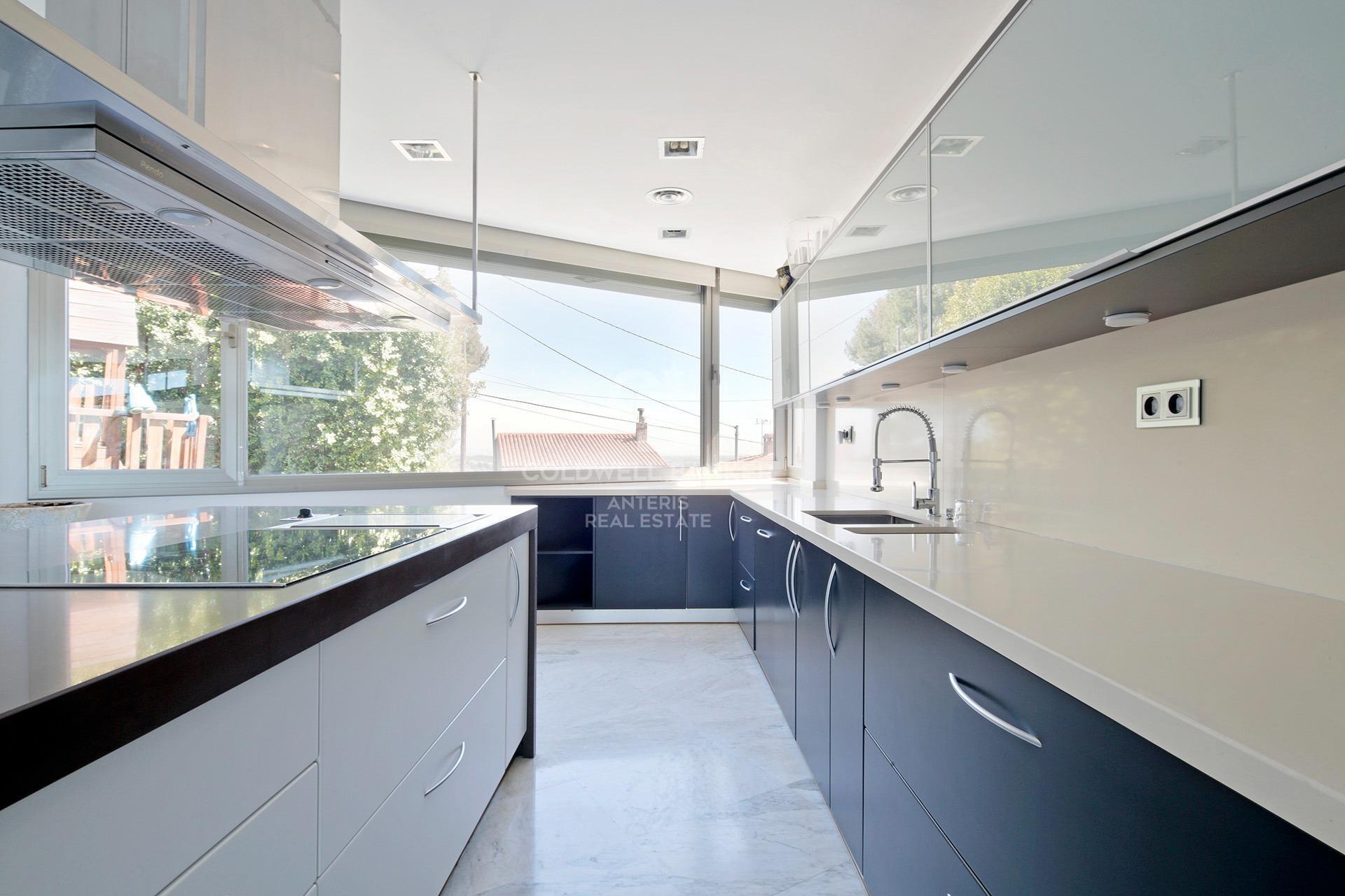 Luxury villa with panoramic views of the sea