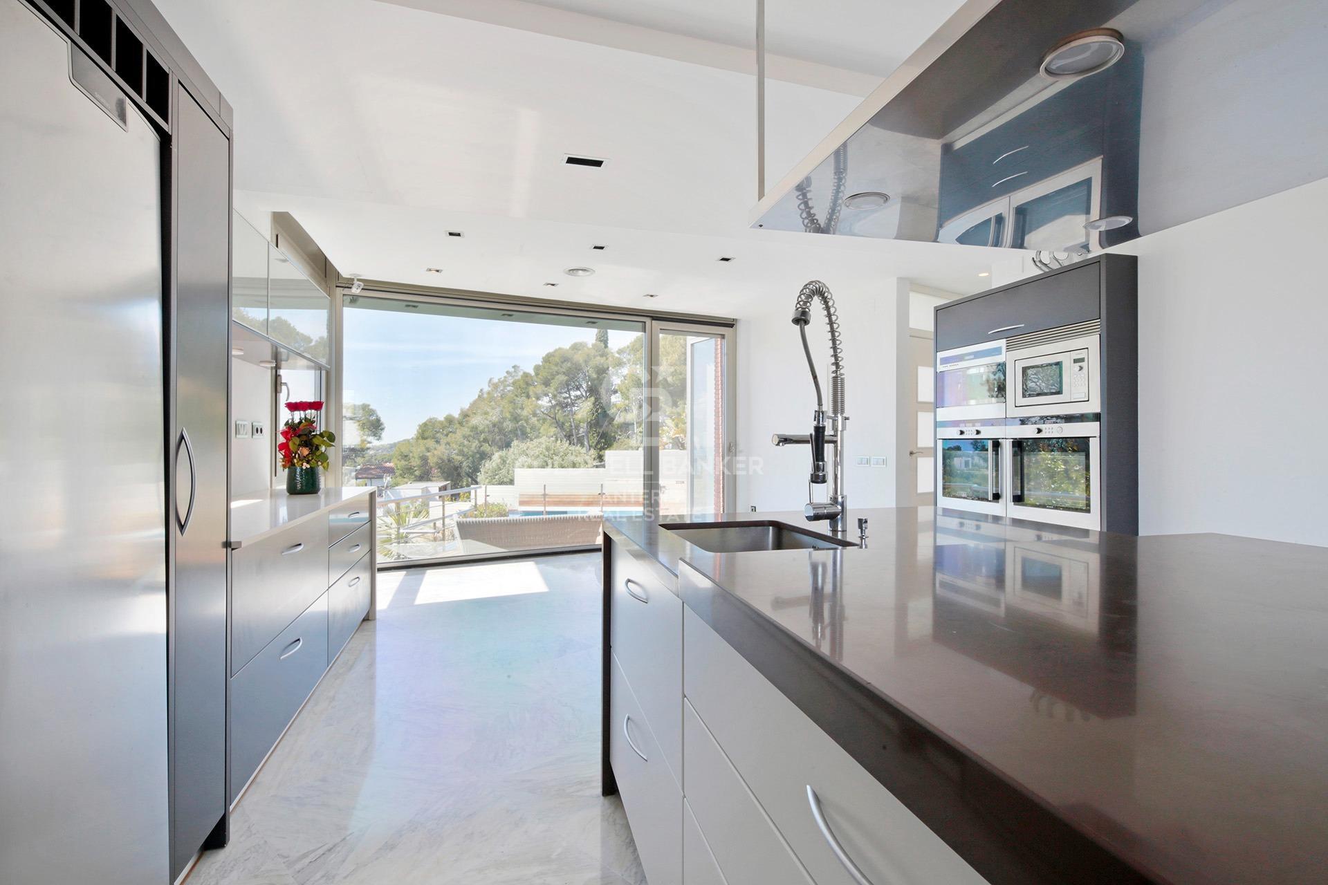 Luxury villa with panoramic views of the sea