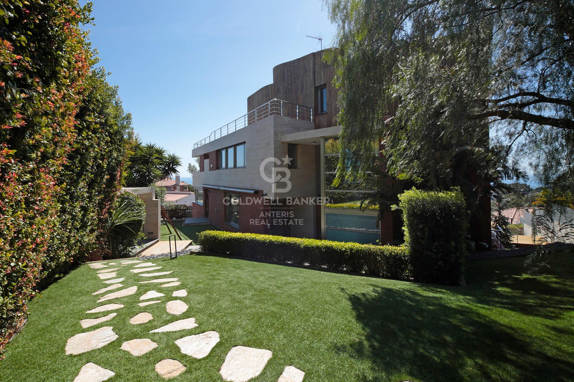 Luxury villa with panoramic views of the sea