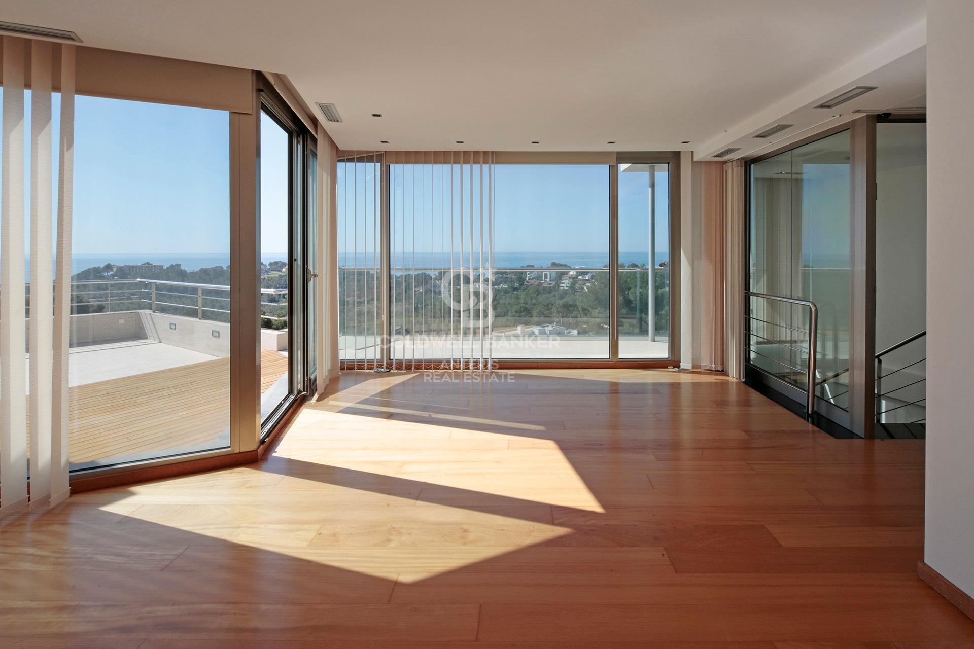 Luxury villa with panoramic views of the sea