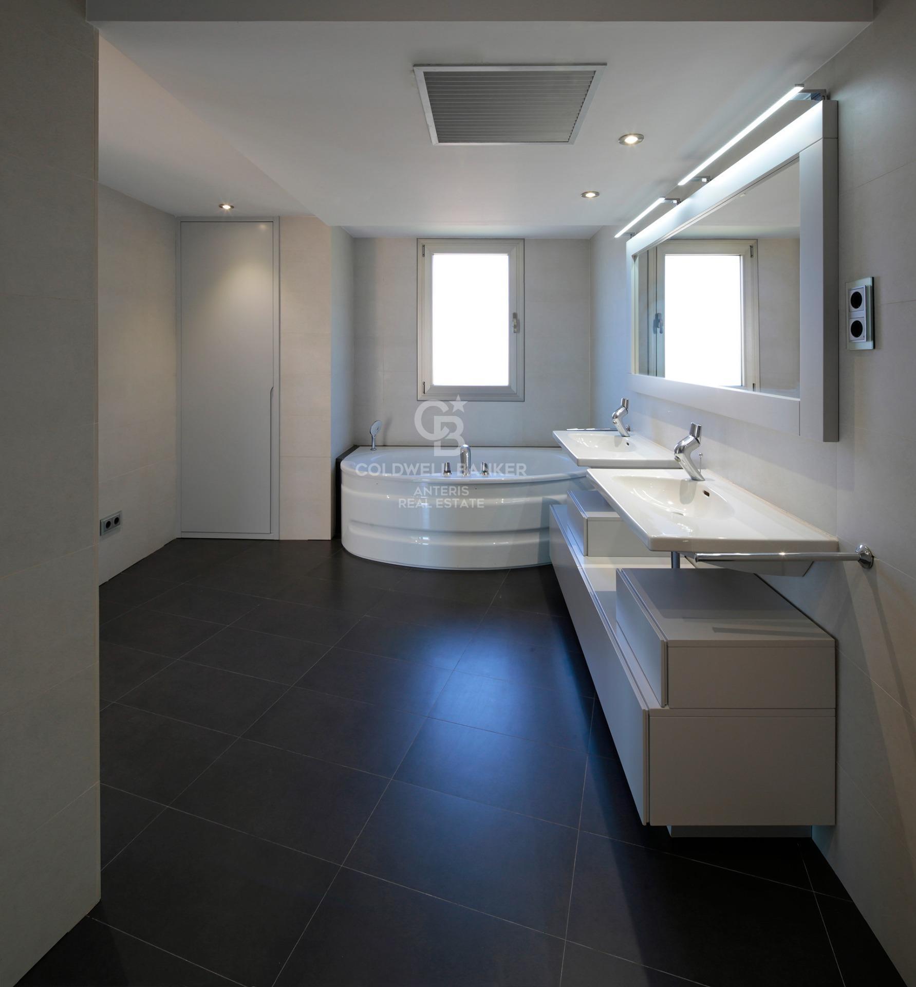 Luxury villa with panoramic views of the sea