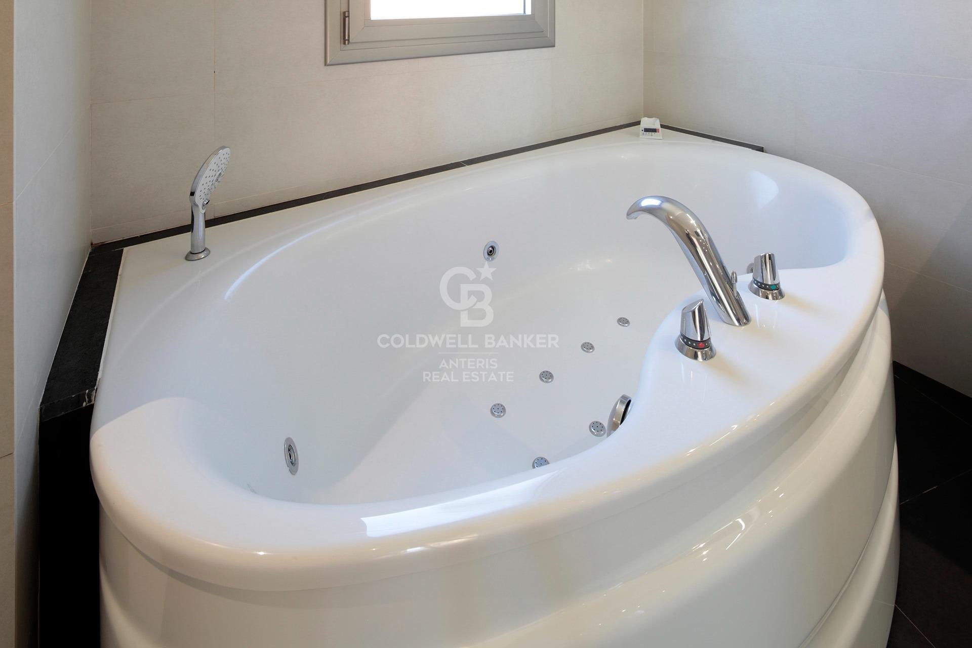 Luxury villa with panoramic views of the sea