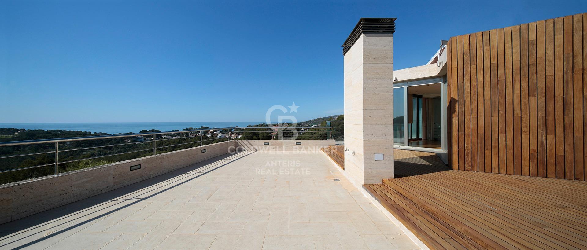 Luxury villa with panoramic views of the sea