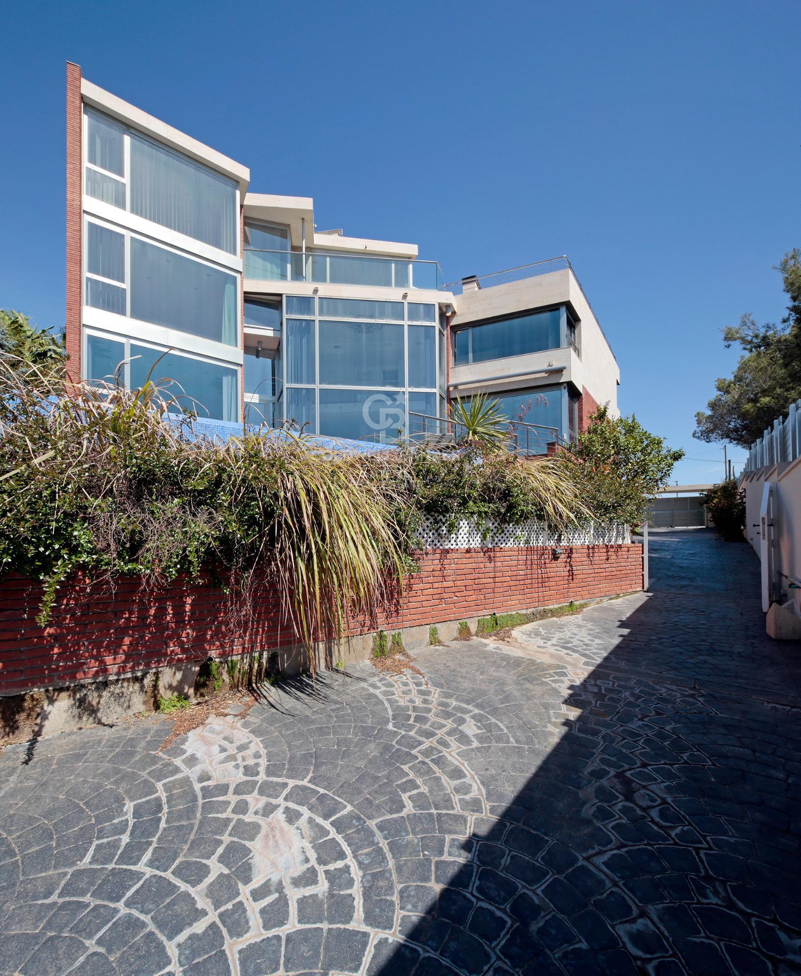 Luxury villa with panoramic views of the sea