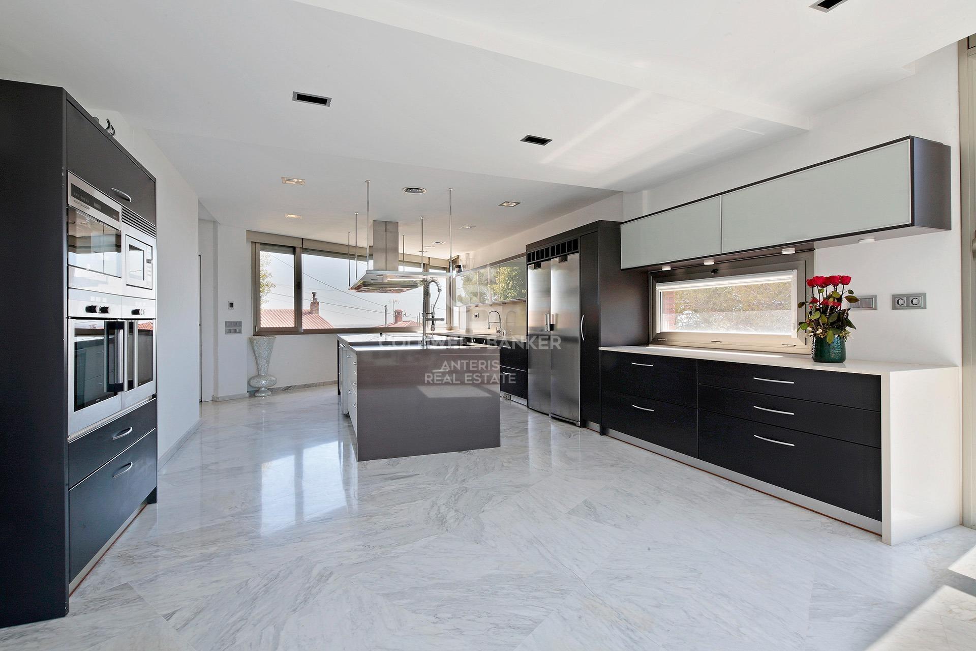 Luxury villa with panoramic views of the sea