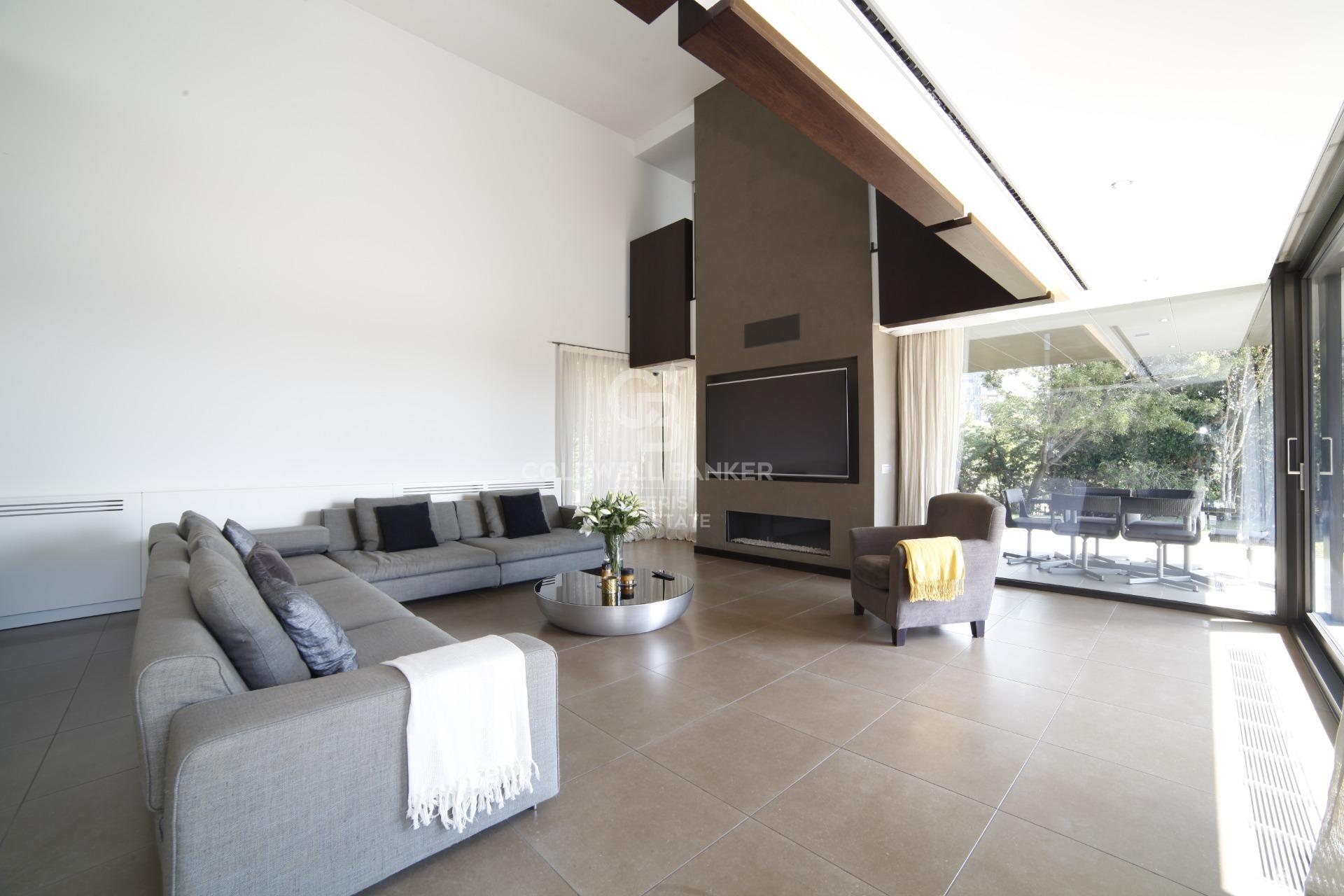 Casa con piscina infinita y cine en prestigiosa zona residencial