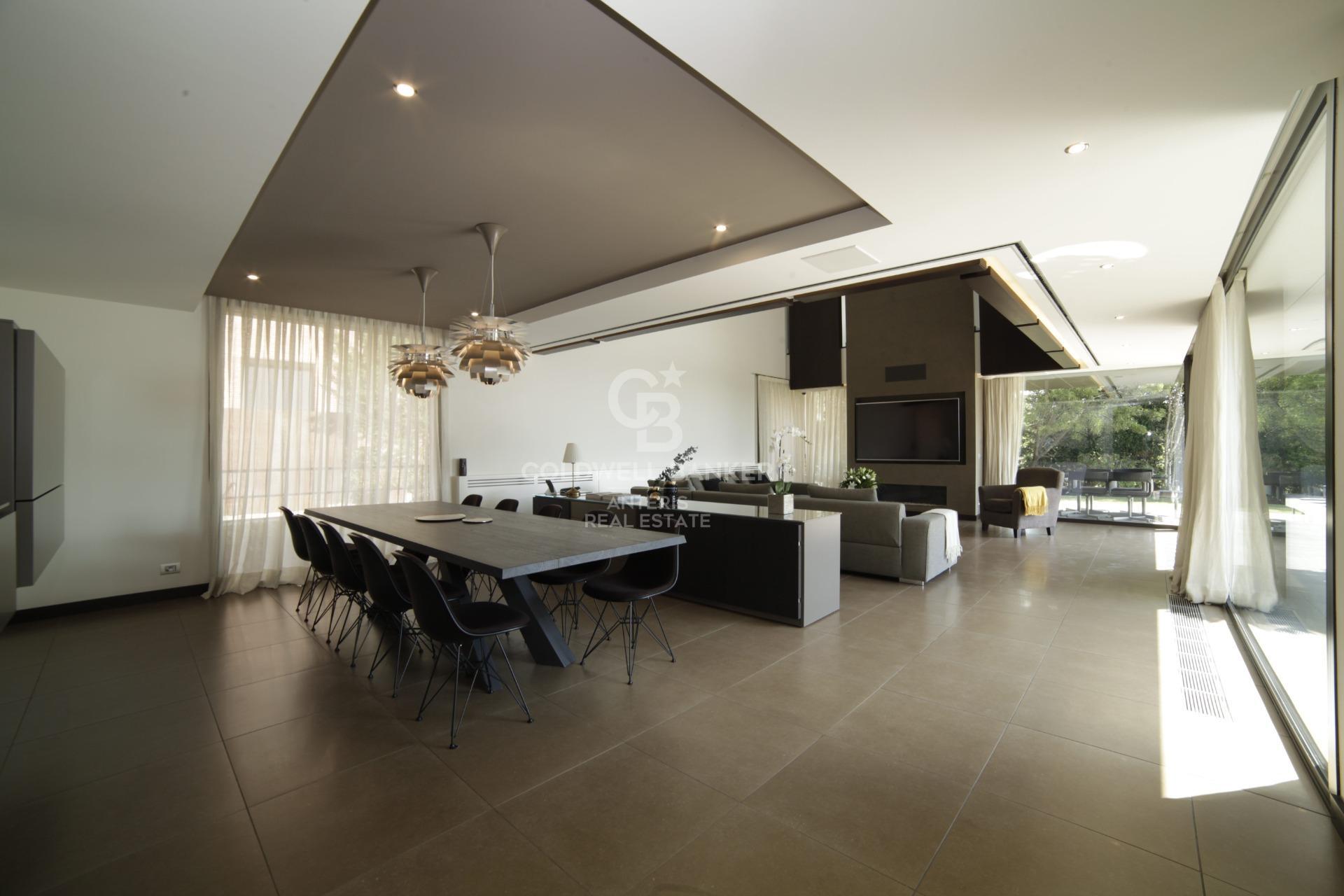 Casa con piscina infinita y cine en prestigiosa zona residencial